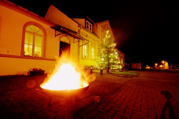 Haus-vorn-mit-Feuerschale.jpg  